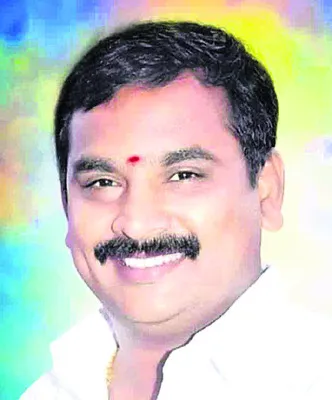 యువతకు కుచ్చుటోపీ