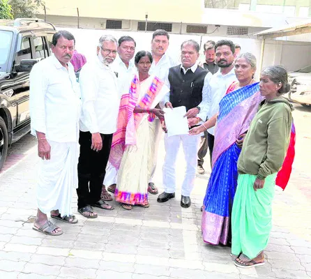 ఎస్సీ, ఎస్టీ కమిషన్‌ చైర్మన్‌ని కలిసిన బోరిగాం బాధితులు