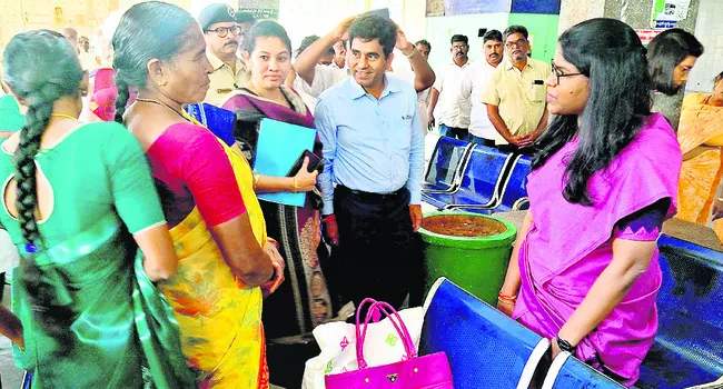 నూజివీడు బస్టాండ్‌లో అసౌకర్యాలపై ఆగ్రహం