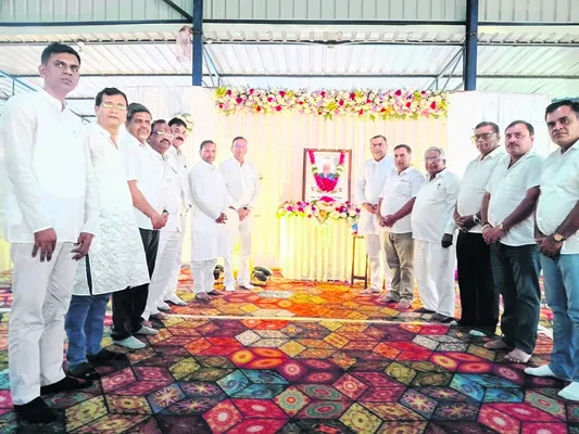 నితిన్‌ భాయ్‌ దేశాయ్‌కు నివాళులు