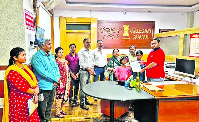 ఇద్దరు శిశువులకు దత్తత 