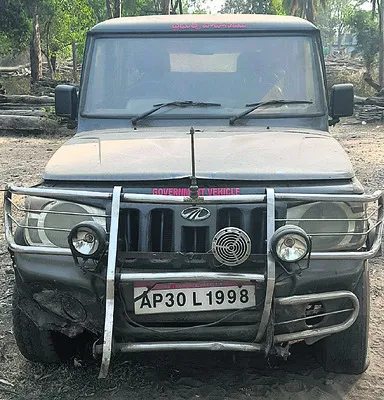 మూలకు చేరిన అటవీశాఖ వాహనం 