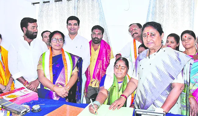 ప్రజాసేవలో ఆదర్శంగా నిలవండి