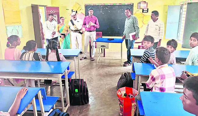 పిల్లలను దండించారని ఆందోళన