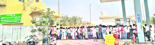 యూరియా కోసం తీరని వెతలు 