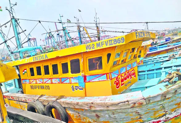 వేట లేదు.. పూట గడవదు