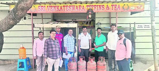 హోటళ్లపై పౌర సరఫరాల అధికారుల దాడులు