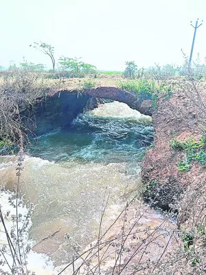 డీ8 మేజర్‌–2 కాల్వకు గండి 