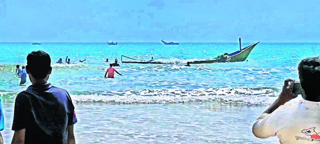 సముద్రంలో మునిగిపోయిన బోటు 