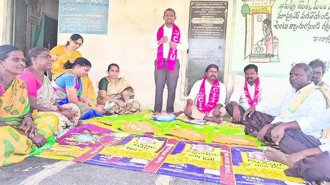 కార్మికులకు కనీస వేతనాలు అందించాలి 