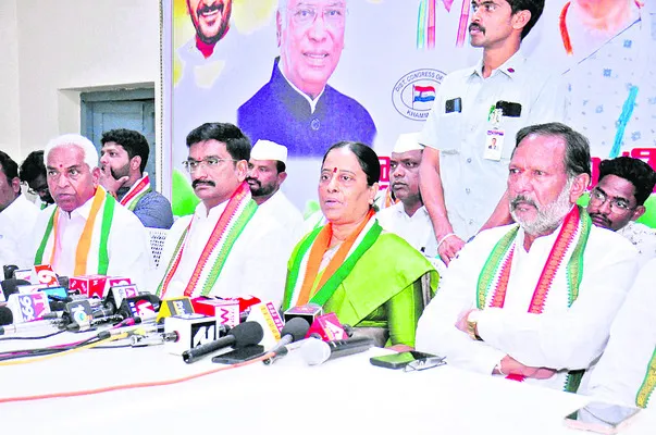 మున్సిపాలిటీల్లో కాంగ్రెస్‌ క్లీన్‌ స్వీప్‌ !