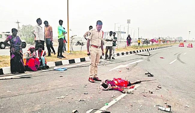 ట్యాంకర్‌ను ఢీకొన్న లారీ 