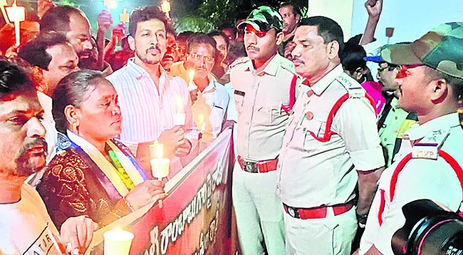 దౌర్జన్య పాలనకు స్వస్తి పలకాలి..