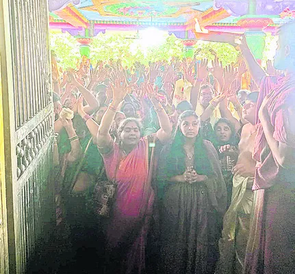 భక్తుల కోలాహలం