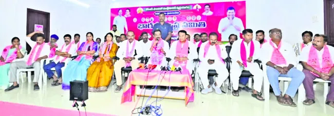 ప్రజల దృష్టి మరల్చడానికే అక్రమ కేసులు 