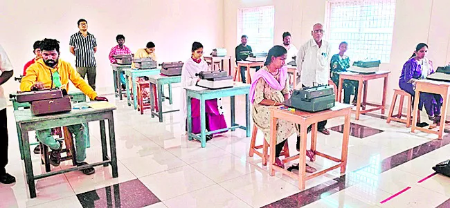 టైప్‌ పరీక్షలకు 43 మంది హాజరు  