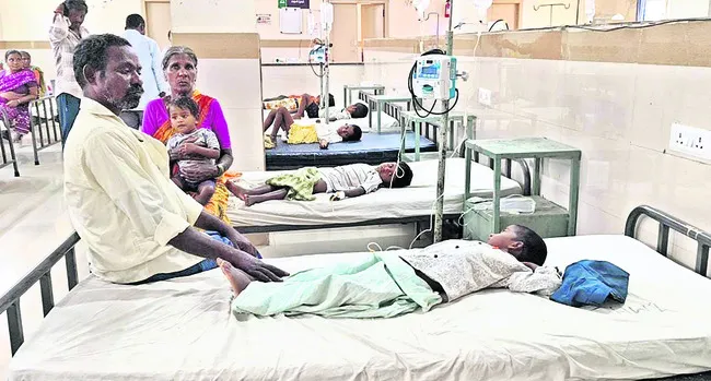 ఆముదం కాయలు తిన్న చిన్నారులు 
