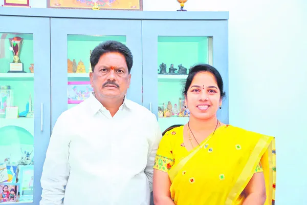 పుర బరిలో భార్యాభర్తలు 
