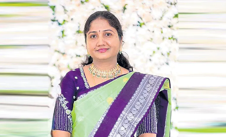 రాజకీయాల్లో హాట్‌ టాపిక్‌గా అప్పాల కావ్య..