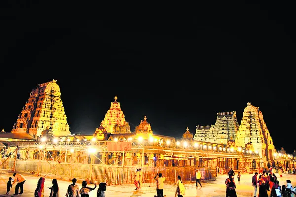 దివిటీల నుంచి దివ్య కాంతులకు..