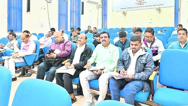 శిక్షణలో జిల్లా అధికారులు
