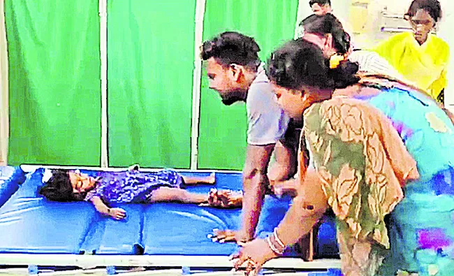 చిన్నారిని చిదిమేసిన టాటా ఏస్‌ వాహనం