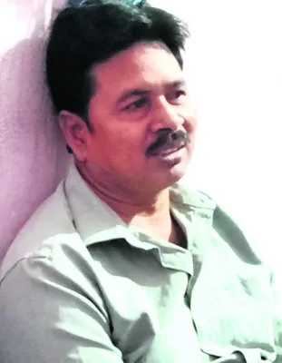 తనయుడి కళ్లెదుటే  తండ్రి మృతి