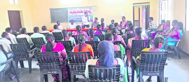 పట్టు పురుగుల పెంపకంపై అవగాహన