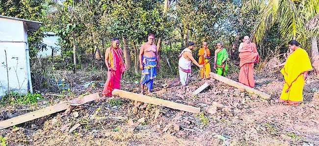 అర్చకుల ఆస్తులపై దాడి