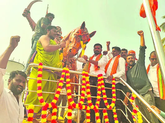 ఛత్రపతి చరిత్రను ఊరూరా తెలియజేయాలి