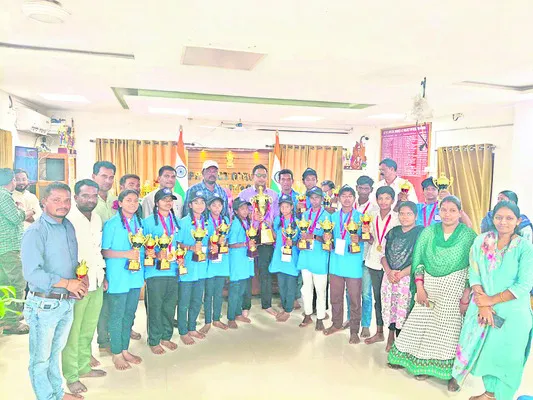 విద్యార్థులకు పీవో అభినందన
