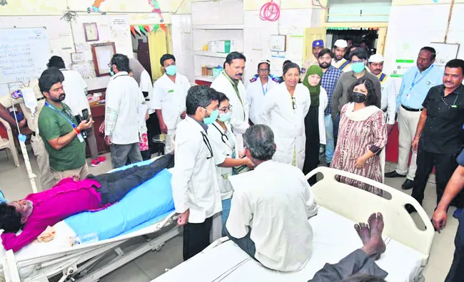 ఆస్పత్రిని శుభ్రంగా పెట్టుకోలేరా?