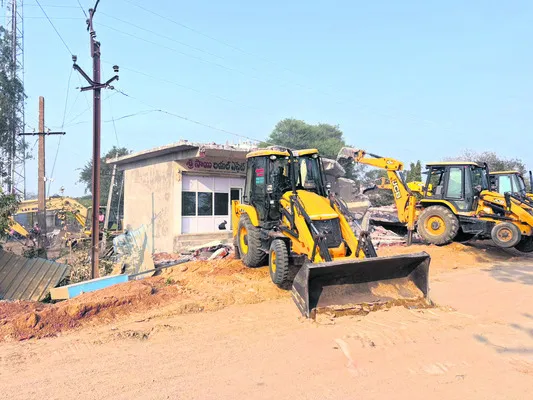 అక్రమ నిర్మాణాల కూల్చివేత
