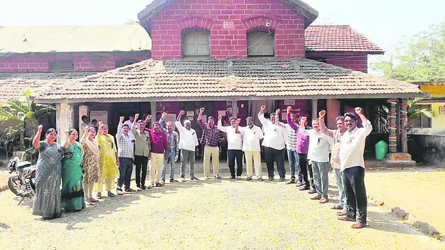 వీఆర్‌ఓలపై పని ఒత్తిడి తగ్గించండి