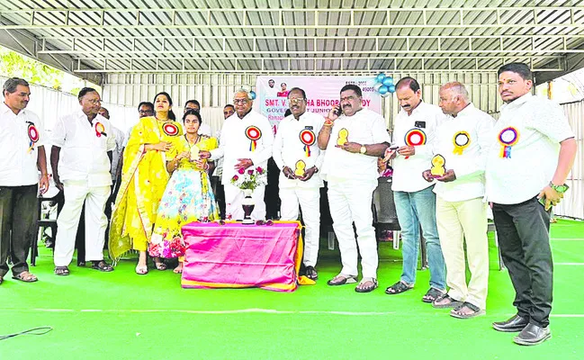 ప్రభుత్వ కాలేజీ విద్యార్థులను ప్రోత్సహించాలి