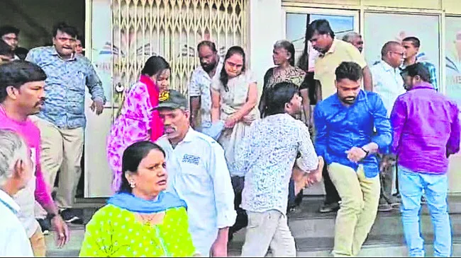 కళాశాల భవనంపైనుంచి దూకి విద్యార్థిని ఆత్మహత్య 
