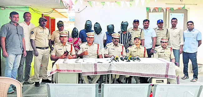 జంట హత్యల కేసులో నిందితుల అరెస్ట్‌ 