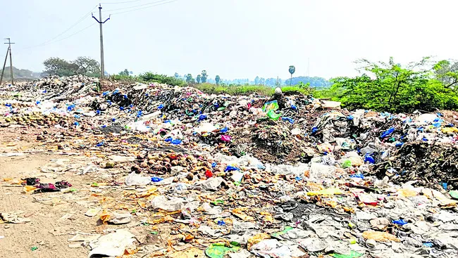 రహదారులు లేవు..  డివైడర్లూ అంతే..
