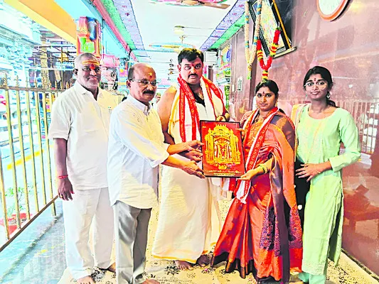 దుర్గమ్మ నిత్యాన్నదానానికి విరాళాలు 