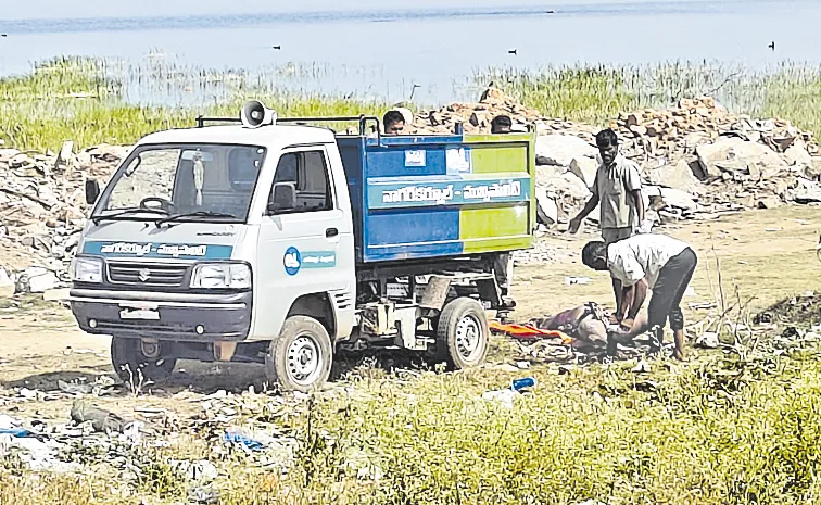 చెత్త బండిలో వృద్ధురాలి మృతదేహం తరలింపు 