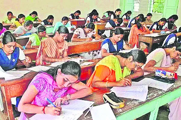 ఫీజు బకాయి పేరుతో హాల్‌టికెట్‌ ఆపలేరు 