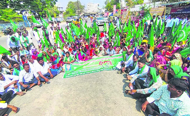 సమస్యలు పరిష్కరించాలని ఆందోళన