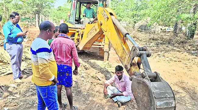 పరిహారం చెల్లించకుండా ఇళ్లు కూల్చివేతా? 