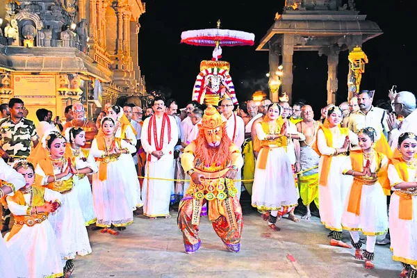 యాదగిరీశుడికి అలంకారోత్సవం