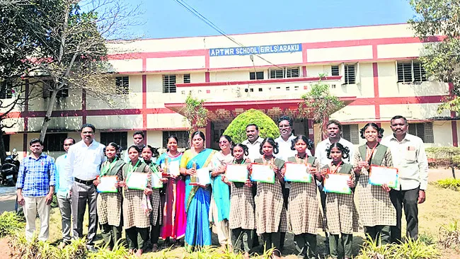 జాతీయస్థాయి పోటీల్లో సత్తాచాటిన గిరిజన విద్యార్థులు 