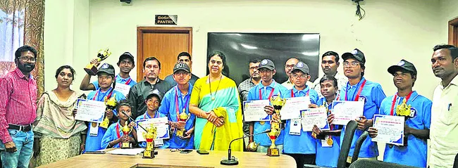 విద్యార్థులకు అభినందన
