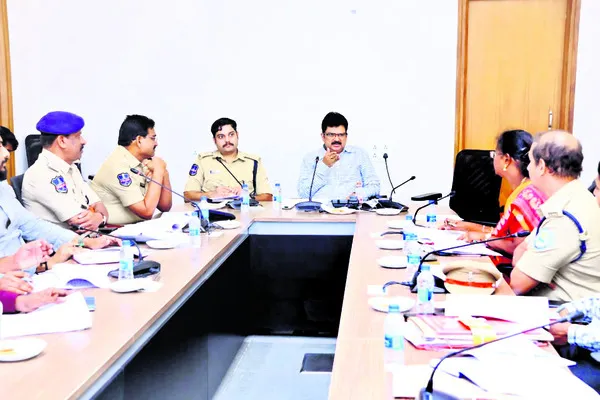 రోడ్డు ప్రమాదాలను నివారించండి 