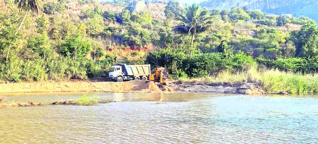 ఆగని ఇసుక దందా..!