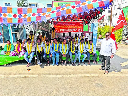 పీఏసీఎస్‌ ఉద్యోగుల రిలే దీక్షలు 