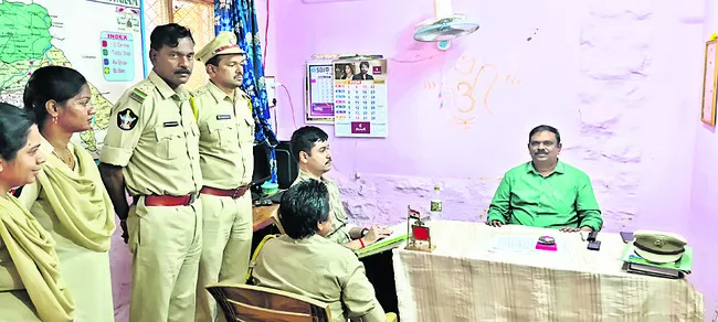 అధిక ధరలకు మద్యం అమ్మితే సీజ్‌ చేస్తాం 